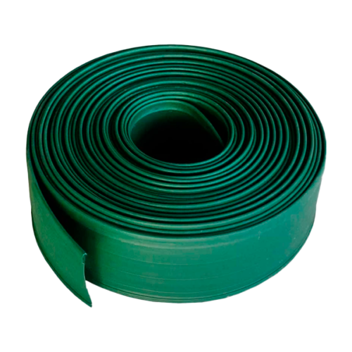 Rolo de mangueira de irrigação tipo mangote, ideal para distribuição eficiente de água em jardins e lavouras.